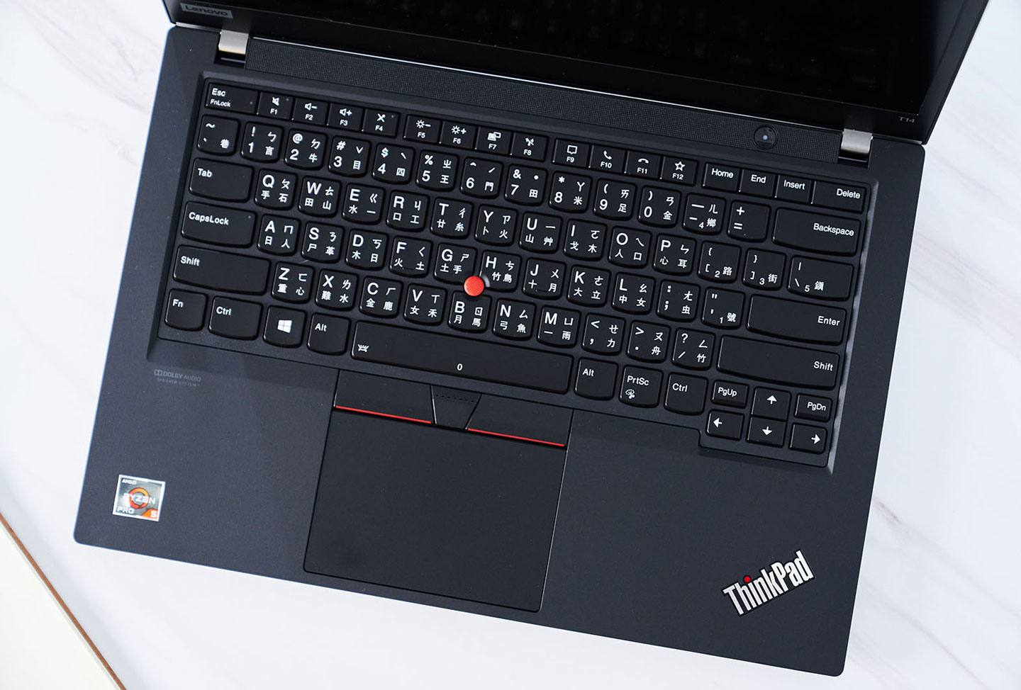 機身 C 面最上方配置了揚聲器，下方的鍵盤則維持 ThinkPad 系列的優良傳統，有著合理鍵距的孤島式設計，符合人體工學的微笑曲面鍵帽，以及回饋明確的鍵程，並提供 TrackPoint 小紅點與大尺寸的觸控板。