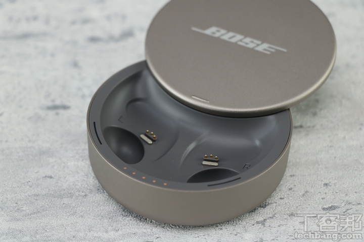 充電盒內有耳塞凹槽，並採用磁吸固定，幫助耳塞快速歸位充電，內部也貼心刻有 L、R，使用和充電時更一目了然。