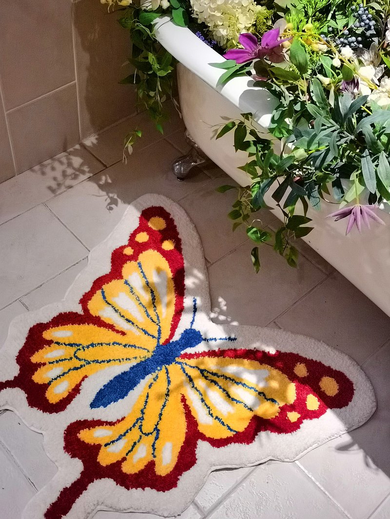 ARTISPACE成立於倫敦，由一班時尚從業朋友共同參與，開發出的藝術氣質滿滿的家居系列產品，大膽的色彩搭配和精湛的工藝細節，復古又時髦，該款蝴蝶地毯手感柔軟、吸水防滑、85*80cm。