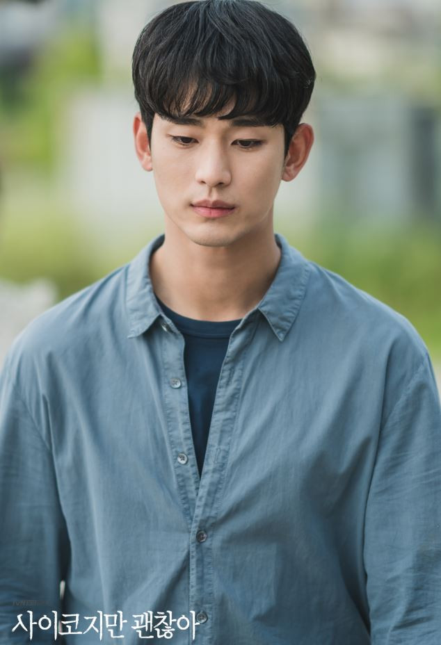 《雖然是精神病但沒關係》金秀賢造型解析：鋼太穿舊T，反應他低調&照顧者的情況