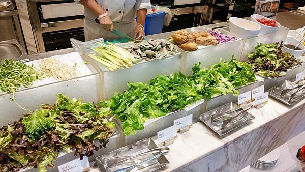 【台北美食】台北六福萬怡酒店敘日吃到飽餐廳-下午茶只有鮭魚和蝦子值得推薦的吃到飽BUFFET餐廳