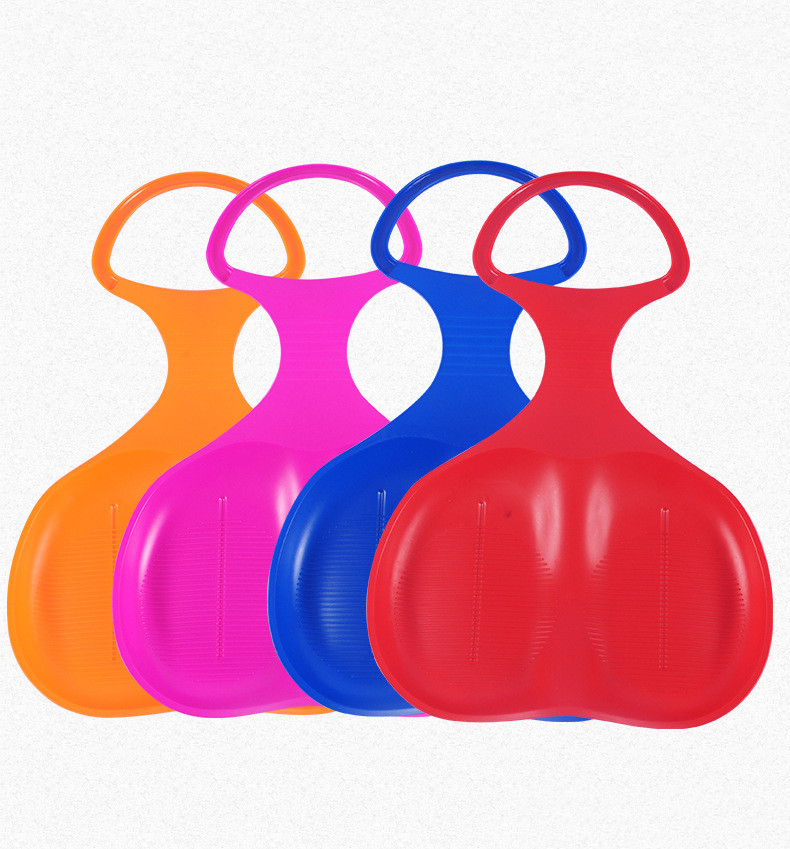 本商品在坡度適當處可溜滑梯~當滑雪板 ~滑草板 ~滑沙板 。 大人和孩子皆可用喔!! 草地，雪地，沙灘，滑雪，滑草，滑沙三用玩具~是孩子雪地和沙灘玩樂的好夥伴，也是滑草場得心應手的好工具，促使孩子動手