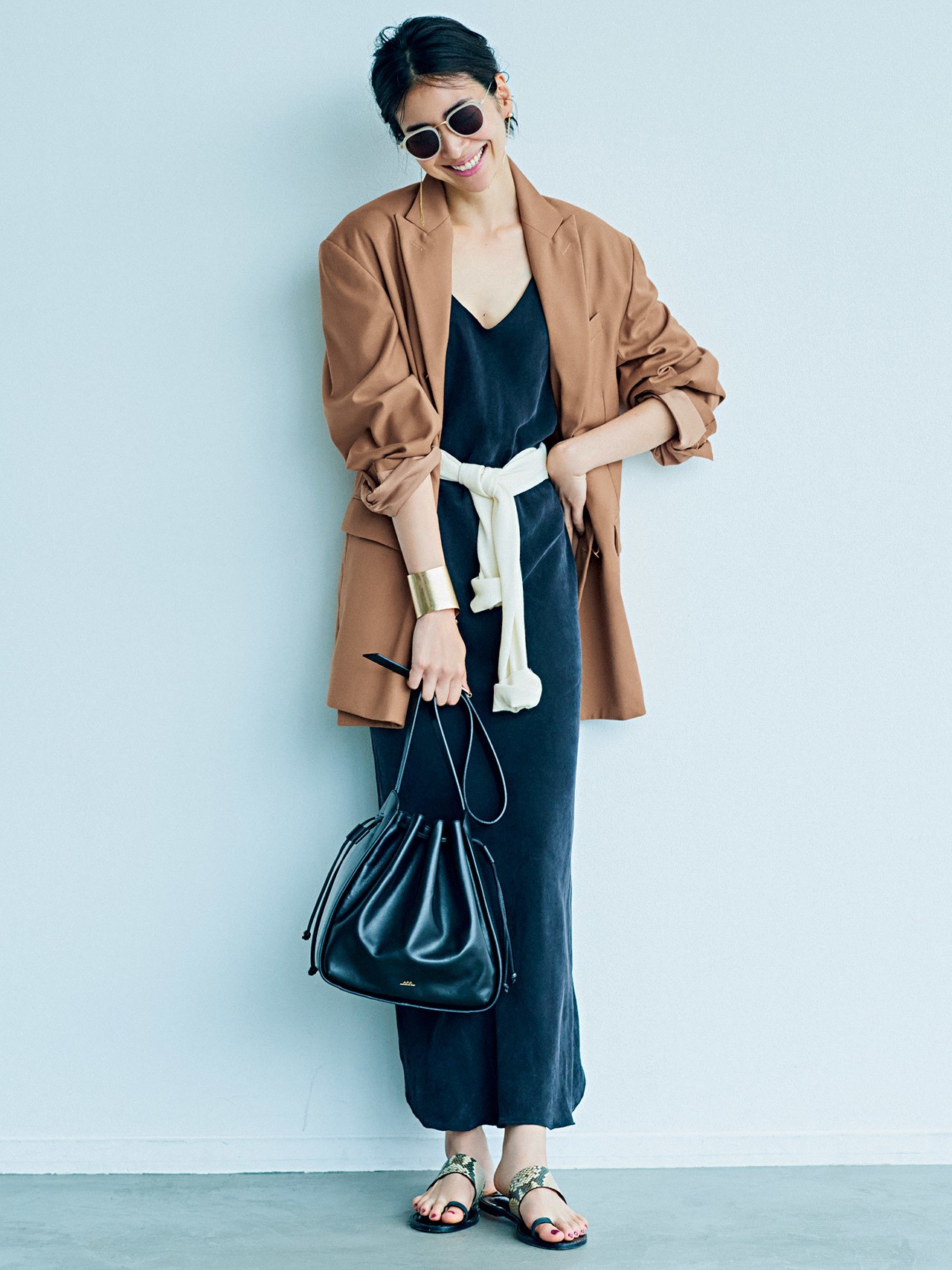 こなれたムードがつくれる ベージュ 黒 白 秋の最強トリコロールコーデ