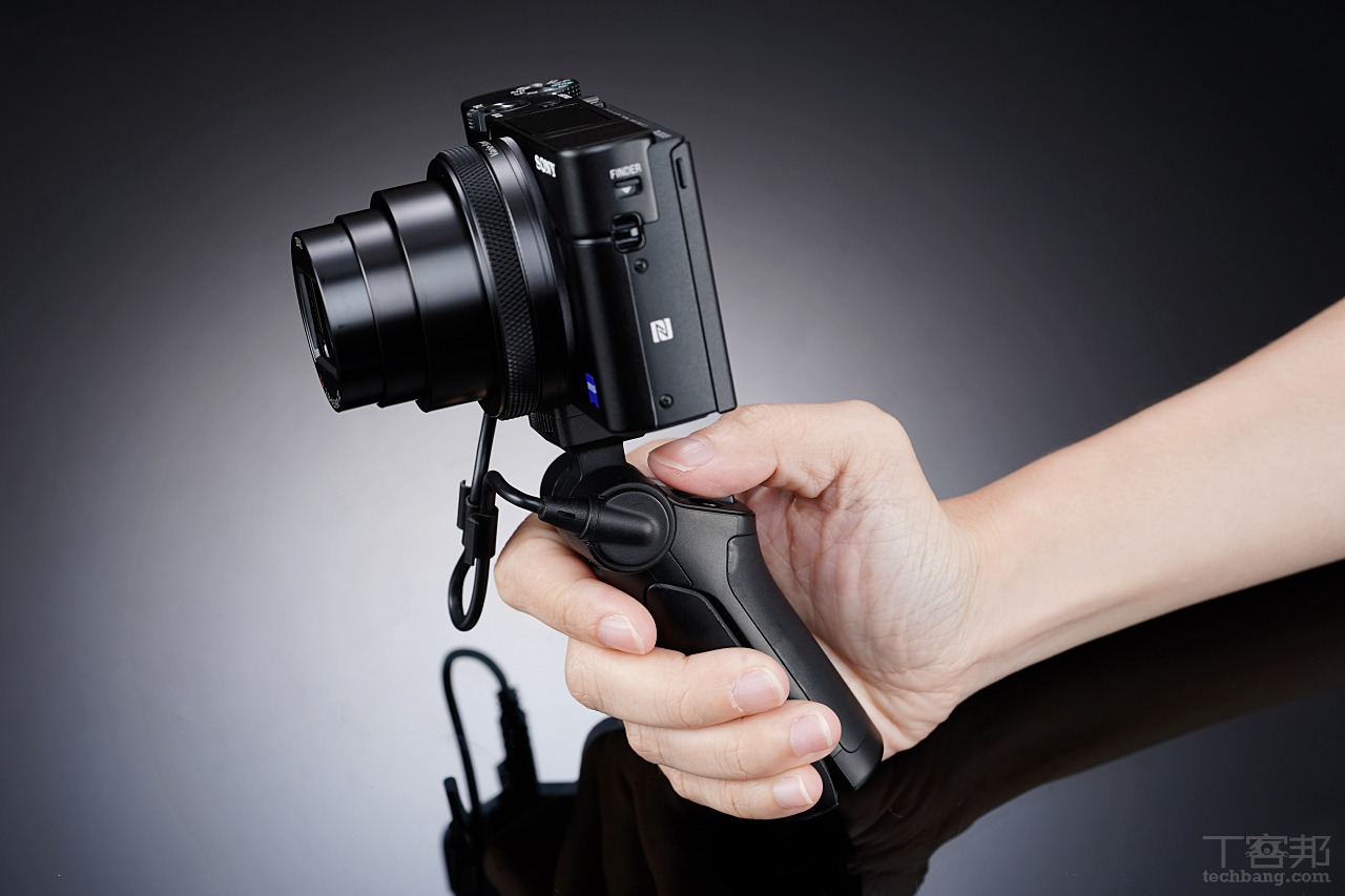 VCT-SGR1 也可單獨使用，無論是自拍或是錄影都相當方便，若有機會拍風景上腳架時，這手把也可充當快門線使用。