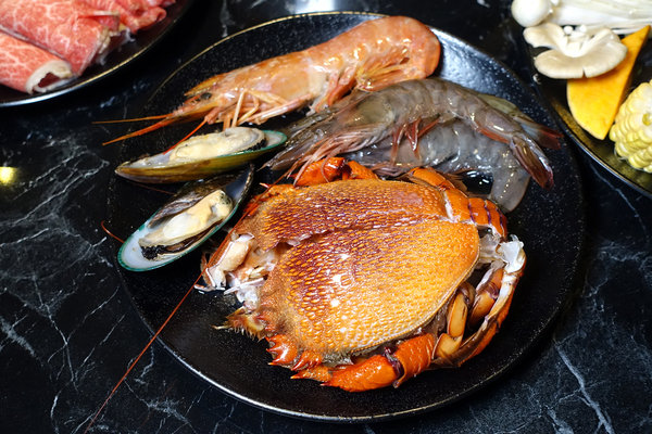 台北聚餐火鍋吃到飽-嗨蝦蝦百匯鍋物吃到飽，罐裝啤酒喝到飽，單點級水準火鍋吃到飽，頂級和牛、生蠔、盒裝冰品吃到飽