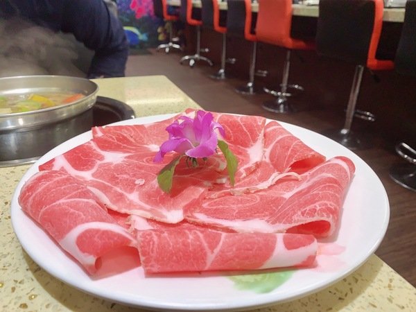 「台中西屯美食」台中火鍋燒烤吃到飽/謝師宴/團體聚餐推薦-燒烤與旋轉火鍋完美結合，打卡送芭比娃娃肉品－九牛一鍋燒烤吃到飽直擊分享