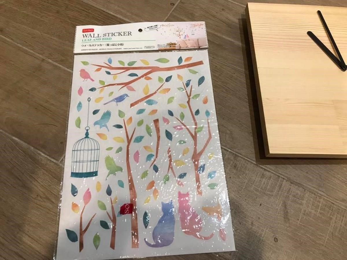 大創貼紙發揮了裝飾效用，讓時鐘刻度變得活潑有變化。