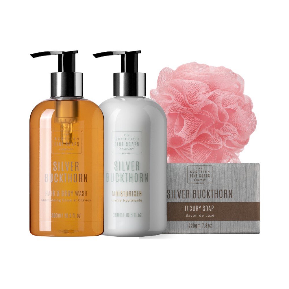 蘇格蘭泡泡月光愛人全效沐浴膠300ml + 全效保濕乳液300ml + 潤膚香氛皂220g + 澎澎沐浴球月光愛人系列佛手柑與檸檬的清新氣息搭配帶有辛辣味黑胡椒及芫荽，帶給人一股溫柔堅毅的氣息。特別添