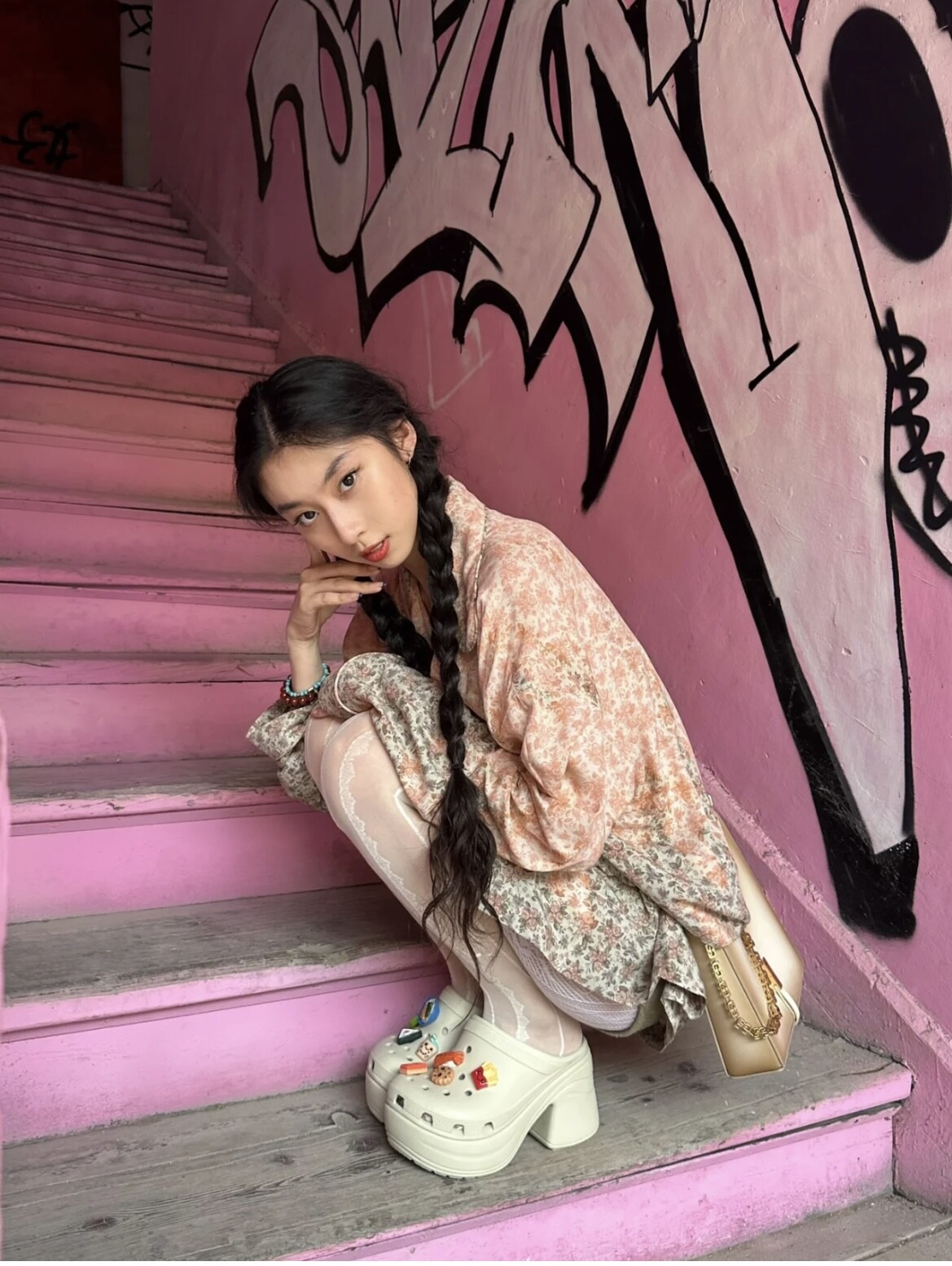 Crocs也跟上芭比風！新款Crocs經典人魚高跟鞋，穿上秒變大長腿美女！