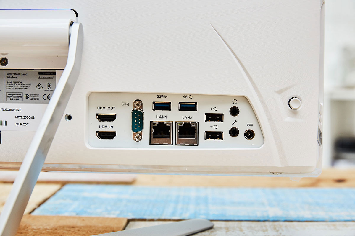 支架移除後，即可透過 VESA 標準的壁掛孔，搭配壁掛架或是臂式螢幕支架來固定主機。