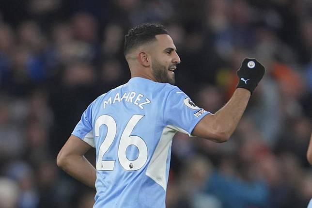 Gelandang Manchester City, Riyad Mahrez, merayakan gol. Sejumlah klub elite Eropa berminat meminang Mahrez.