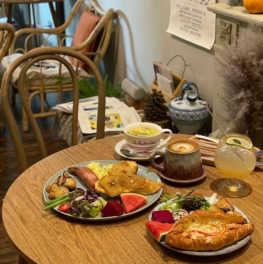 日月潭美食｜下午茶咖啡廳，日月潭遊牧 Nomad day café是以早午餐和甜點聞名的咖啡廳，小編推薦大家早晨到日月潭散步或騎腳踏車後，可以順道到Nomad day cafe吃個早午餐，再回飯店退房。