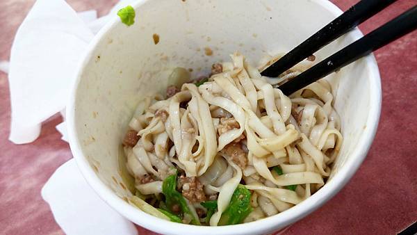 【台北美食】肉麻麵小吃-不是肉燥麵也不是麻醬麵，而是肉燥與麻醬混合而成的肉麻麵