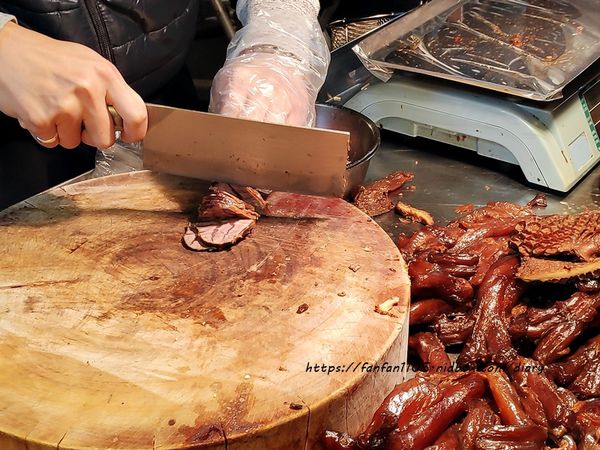 【饒河街美食】撒豆牛滷味 #秘製東坡汁 #牛腱 #牛肚 #牛筋 #限量滷大腸 #饒河創始店 #饒河街必吃 (7).jpg