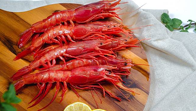 ▲來自南海海域，由自家船隊補撈，超新鮮的胭脂蝦（圖/奧丁丁市集）