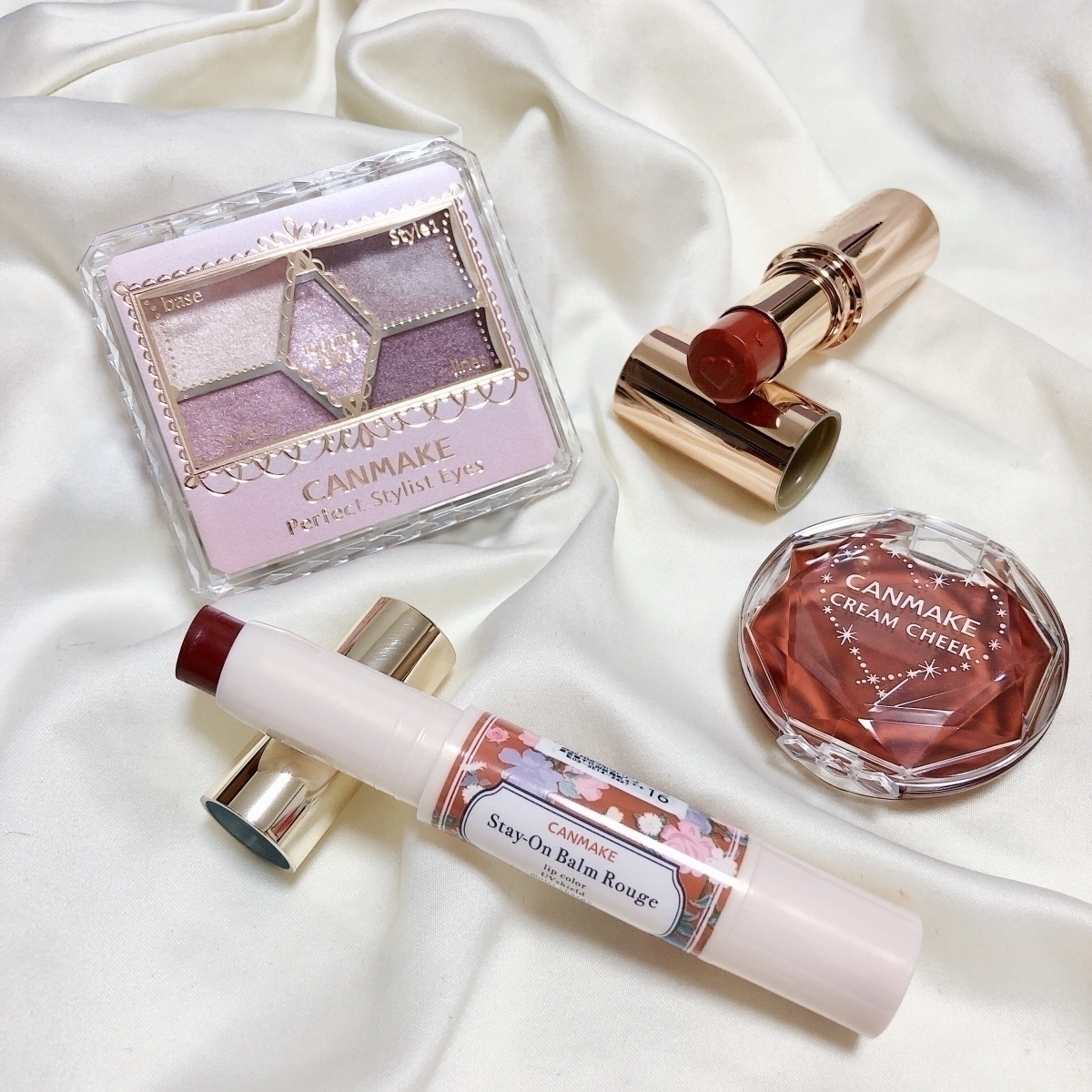 CANMAKE 完美色計眼影盤 #21草莓牛奶摩卡／CANMAKE 絲滑透亮唇膏 #04焦糖磚紅／CANMAKE 唇彩水蠟筆 #16伯爵茶葉／CANMAKE 唇頰兩用霜 #17焦糖拿鐵