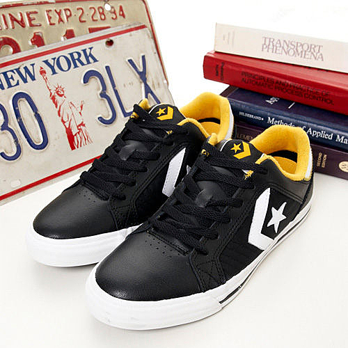 經典復古滑板鞋款n簡約低調流行元素n天然皮革搭配透氣紡織布鞋面n耐磨橡膠大底