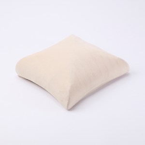 內置兩組按摩頭共4個按摩球仿真人手指推拿 沙發抱枕的造型支撐您的腰部讓您久坐不憊永保佳姿 高級絨布觸感舒適柔軟 有溫熱按摩功能 兩段開關(I為按摩II加熱與按摩)供您做選擇 濃濃日式樹立個人特色放鬆無