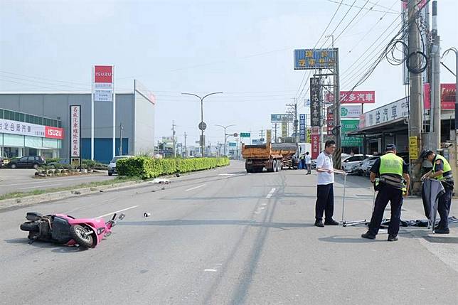 國慶日不平靜，機車擦撞砂石車，2騎士慘遭輾斃