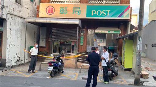 搶匪持刀挾持志工　郵局經理丟錢救人