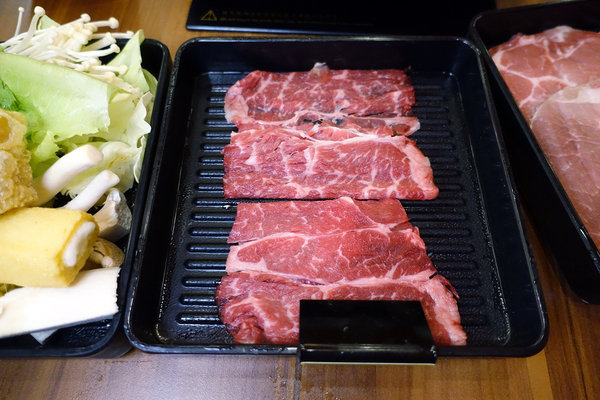 松江南京站聚餐火鍋吃到飽-嗨蝦蝦三杯醉蝦石頭鍋，台北中山區生日聚餐、謝師宴、尾牙平價火鍋吃到飽，天使紅蝦、啤酒、Prime等級牛肉吃到飽