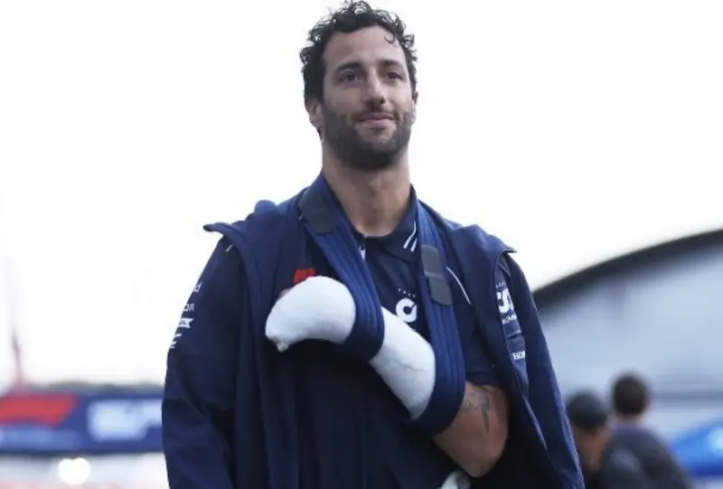 F1澳洲車手Daniel Ricciardo練習時撞車，導致左手腕骨折。（圖取自推特@@L3CL3RCS）