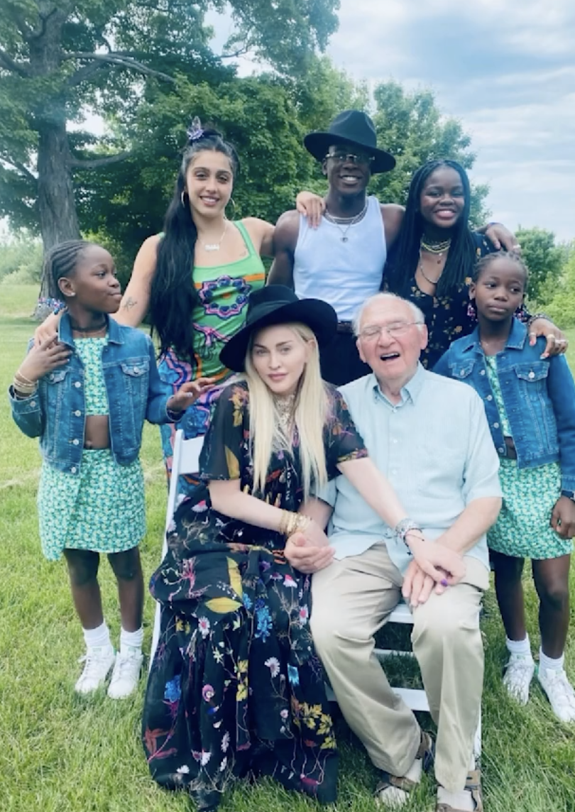 マドンナ 父の90歳の誕生日を記念して家族写真を披露 Harper S Bazaar バザー