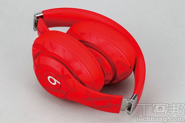 採用內收折疊式結構設計，讓耳機能最小化收折至收納盒中，便於外出攜帶節省包內空間。