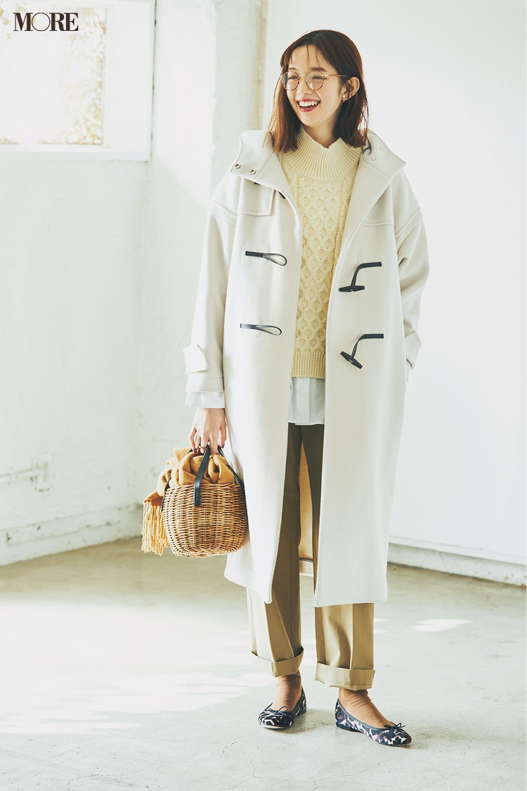 真っ白なダッフルコートで冬のオフィスカジュアルを一新 More