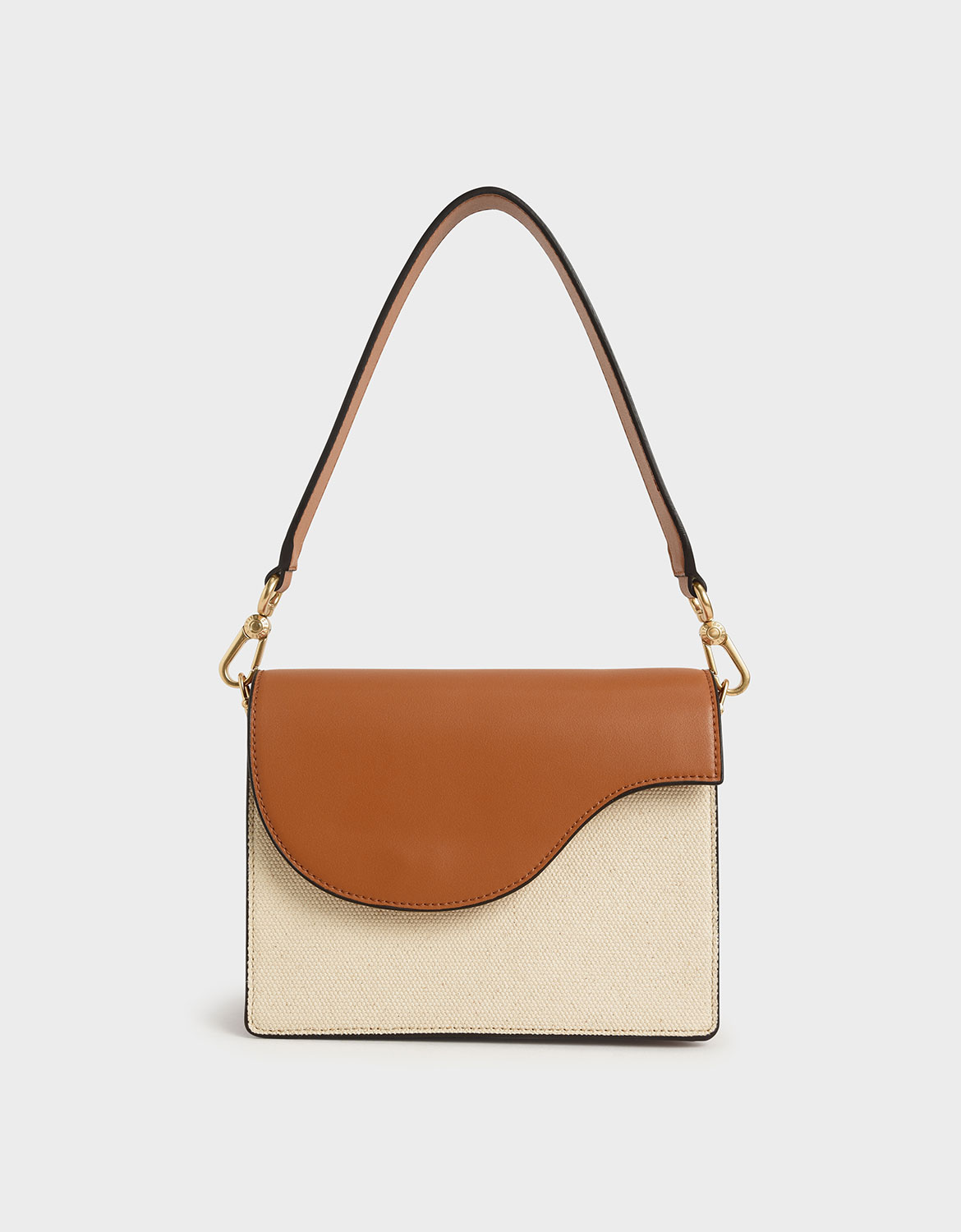 巧妙運用馬鞍流線型剪裁的中性配色，賦予日常配件充沛活力感。