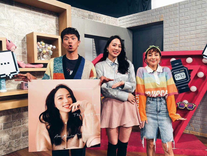 Amy日前上黃鴻升和梁凱莉主持的《趣你的娛樂》宣傳新歌。（圖／翻攝自amyliuofficial IG）