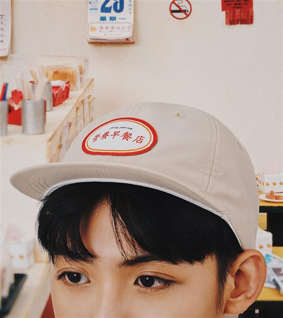 超細纖維布料。短簷棒球帽，有別於於復古老帽， 推出新款短簷結合六片帽型。正面車縫早餐店主題LOGO。百搭色系。