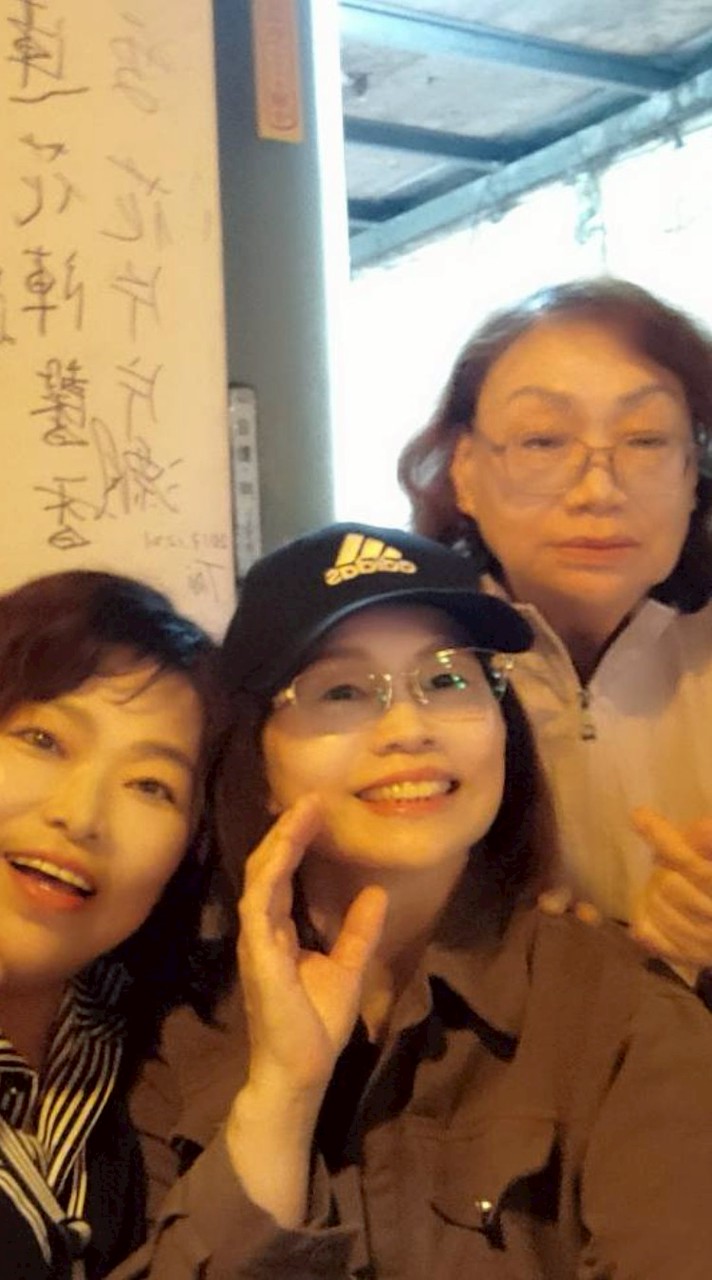 歡唱資深正妹群