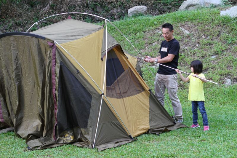 從小訓練孩子需要幫忙家事、協助搭帳，能培養獨立性格與責任感。(盧育君攝影)