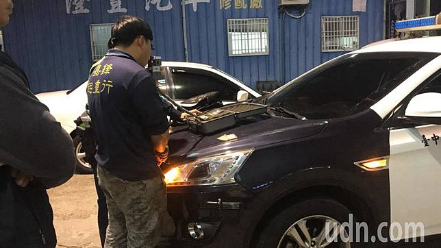 警方對連結車司機進行酒測。記者林佩均／攝影