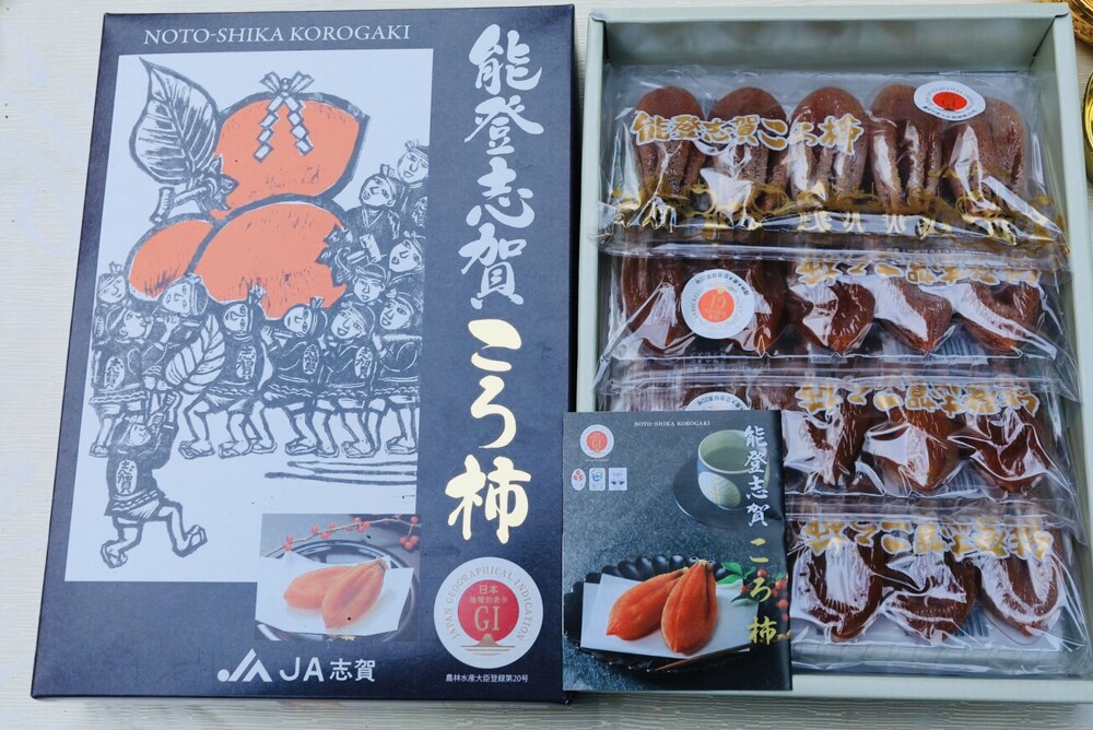 商品名稱：日本頂級能登志賀柿餅 商品規格：柿餅4袋/盒 5入/袋 原產：日本 進口商：愷芙特商行 頂級 能登志賀柿干(柿餅) 超美味的日本頂級柿餅，承傳近600年的古法技術造就超Q彈口感綿密，外層有天