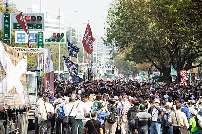 罷韓遊行隊伍在五福路上聚集。（袁庭堯攝）