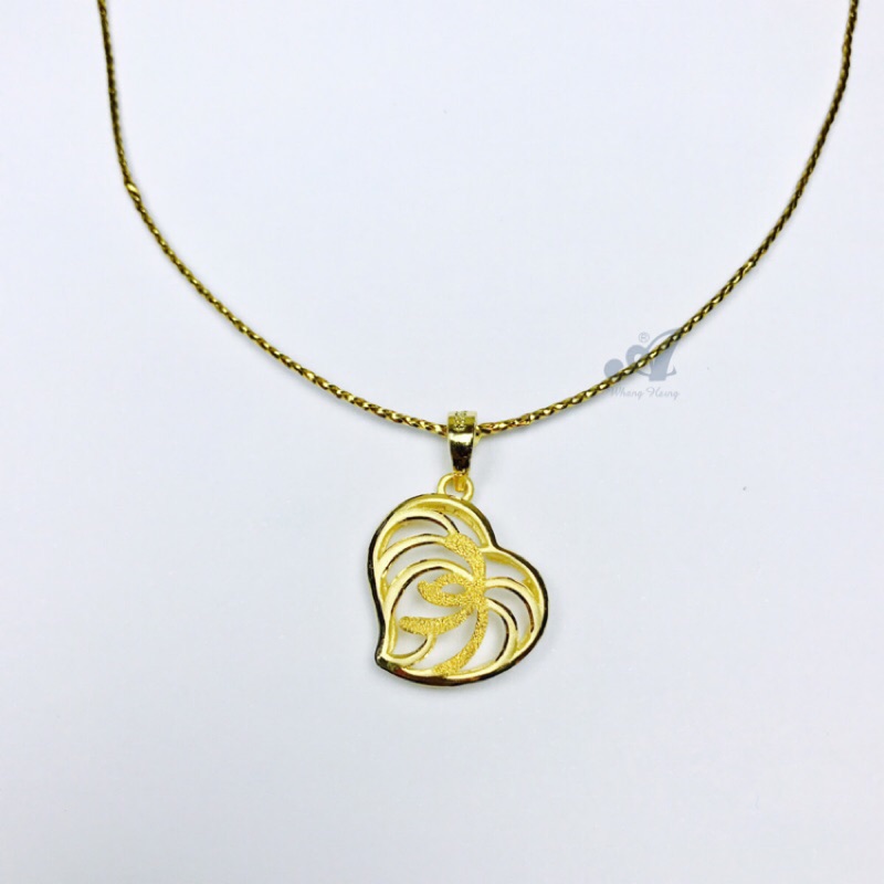 （商品說明)純金9999心型線條鏤空墜飾送禮自戴最佳選擇材質：標準純金9999金重：0.71錢尺寸：墜子寬約1.6ml配件：購買保證書.包裝盒.精美提袋有實體店面.可到店自取.因黃金屬於變動式價格商品