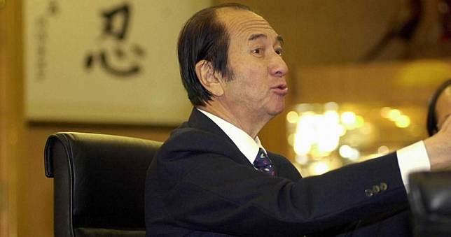 98歲賭王病重？何鴻燊雙妻　罕見同場探視「表情凝重」