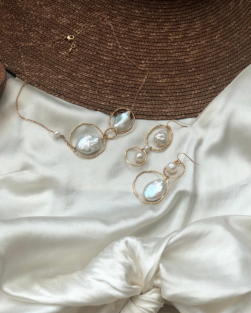 彷彿自帶背景音樂的小行星系列。使用淡水珍珠與黃銅鍍18k金配件，獨特的魅力像安靜的室內樂一般，悠悠緩緩地，流瀉一地溫柔光采。