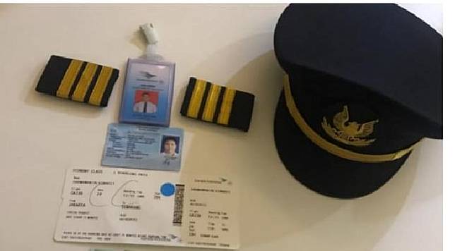 Bukti atribut pilot Garuda gadungan yang disita polisi dari Alvin Adithya, seorang penumpang, di Terminal 3 Bandara Soekarno-Hatta pada Jumat 22 Maret 2019. DOK POLRES BANDARA.