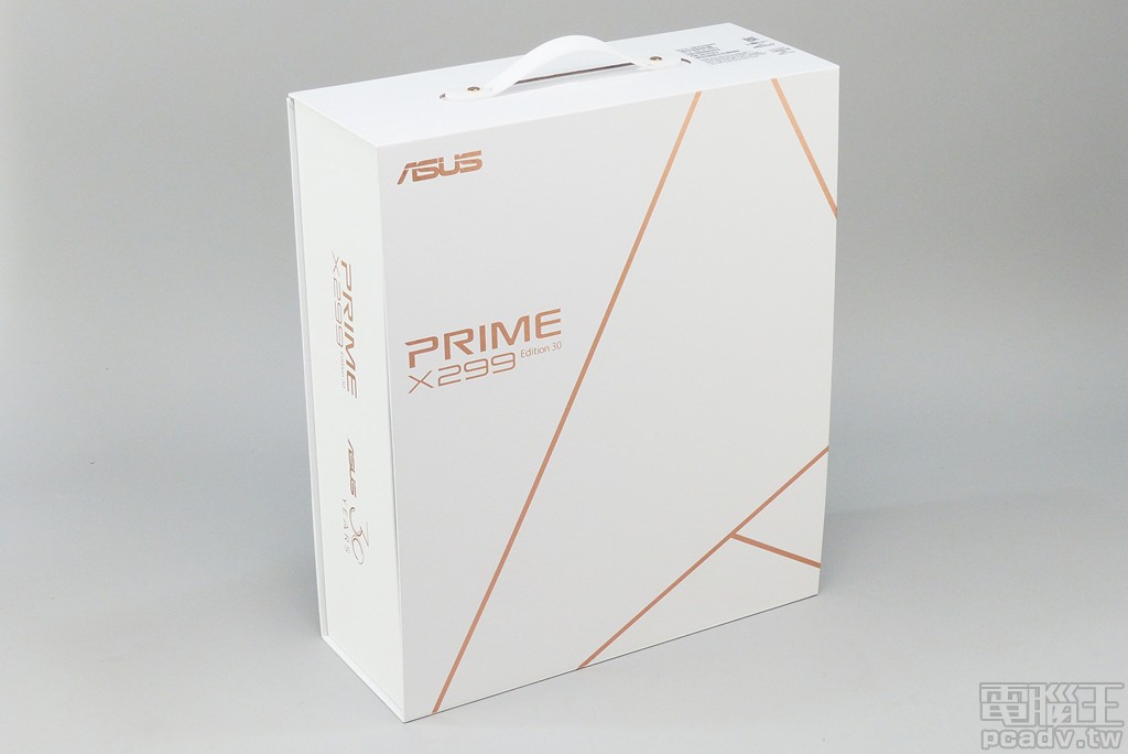 Asus Prime X299 Edition 30 外盒以白色作為底色，同樣加入自家 30 週年標誌。