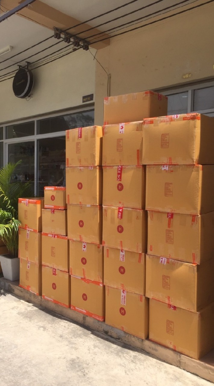 โกดังสินค้านำเข้าเสื้อผ้ากระเป๋าขนมนำเข้ารองเท้างานฮิตติดกระแส