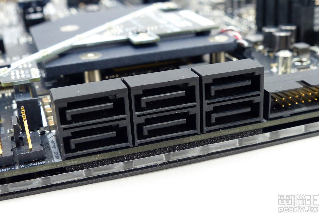 主機板一側安排 6 個 90 度 SATA 6Gb/s 連接埠