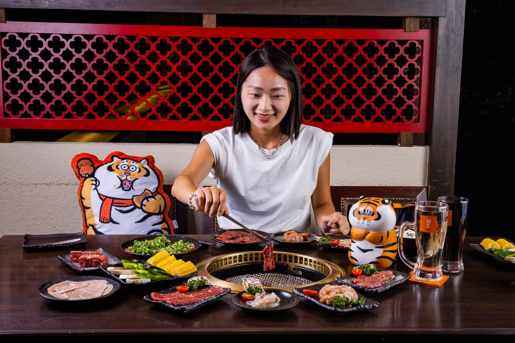 精緻燒肉品牌「胡同燒肉」，與時下最厭世呆萌的人氣插畫角色「我不是胖虎」聯名，推出一系列活動，於9/5-10/31胡同燒肉全台11家店鋪，推出「一人獨享・萌虎陪食」、「兩人共享・胡鬧食肉」專屬套餐，只要點這兩款任一專屬套餐，就能將50公分造型大抱枕、餐具組等萌虎日常好食光獨家聯名商品帶回家！(圖片提供/胡同)