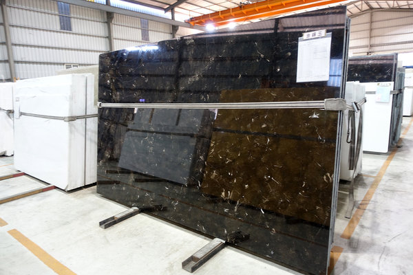 銀狐大理石-八里聯利石材，大理石材推薦，翡翠、瑞士白大理石，白色系大理石，電視牆、玄關、浴室、檯面適用大理石，有礦山自產自銷的大理石材廠推薦