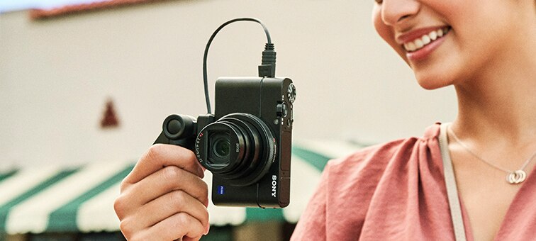 RX100m7 可直幅錄影。