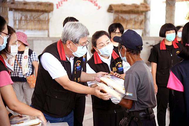 「幸福花蓮」中秋節生活物資昨日於中區發放，縣長徐榛蔚前往發放地點關心鄉親領取情形。(花蓮縣政府提供)