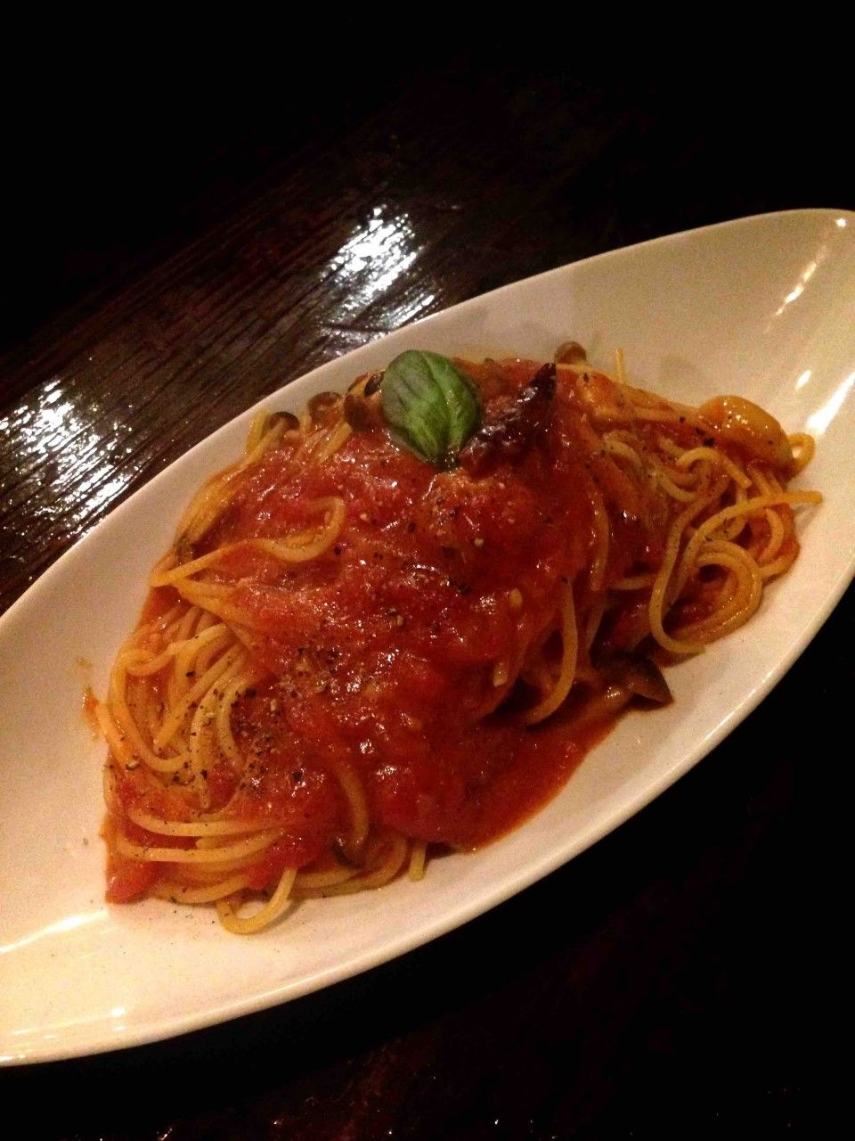 パスタ トマトソース バゲット2枚付き