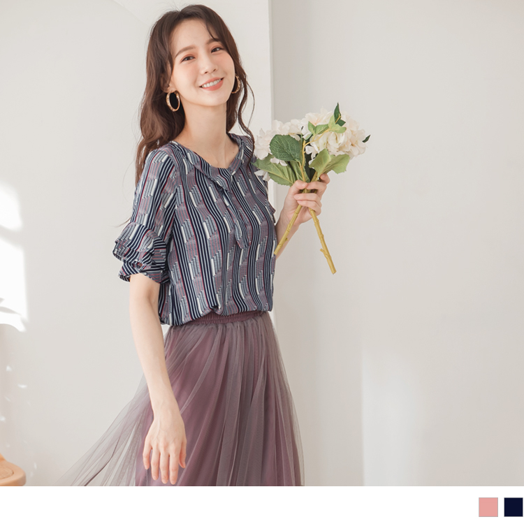 採用質地柔軟且不易起皺的雪紡面料，給予舒適質感兼具的體驗。 不規則配色條紋與造型領結，設計出俐落氣息，適合OL上班族穿搭； 層次荷葉寬袖提升整體的知性氣質，點綴出些許柔美氛圍。 此款2色上衣也適合情人